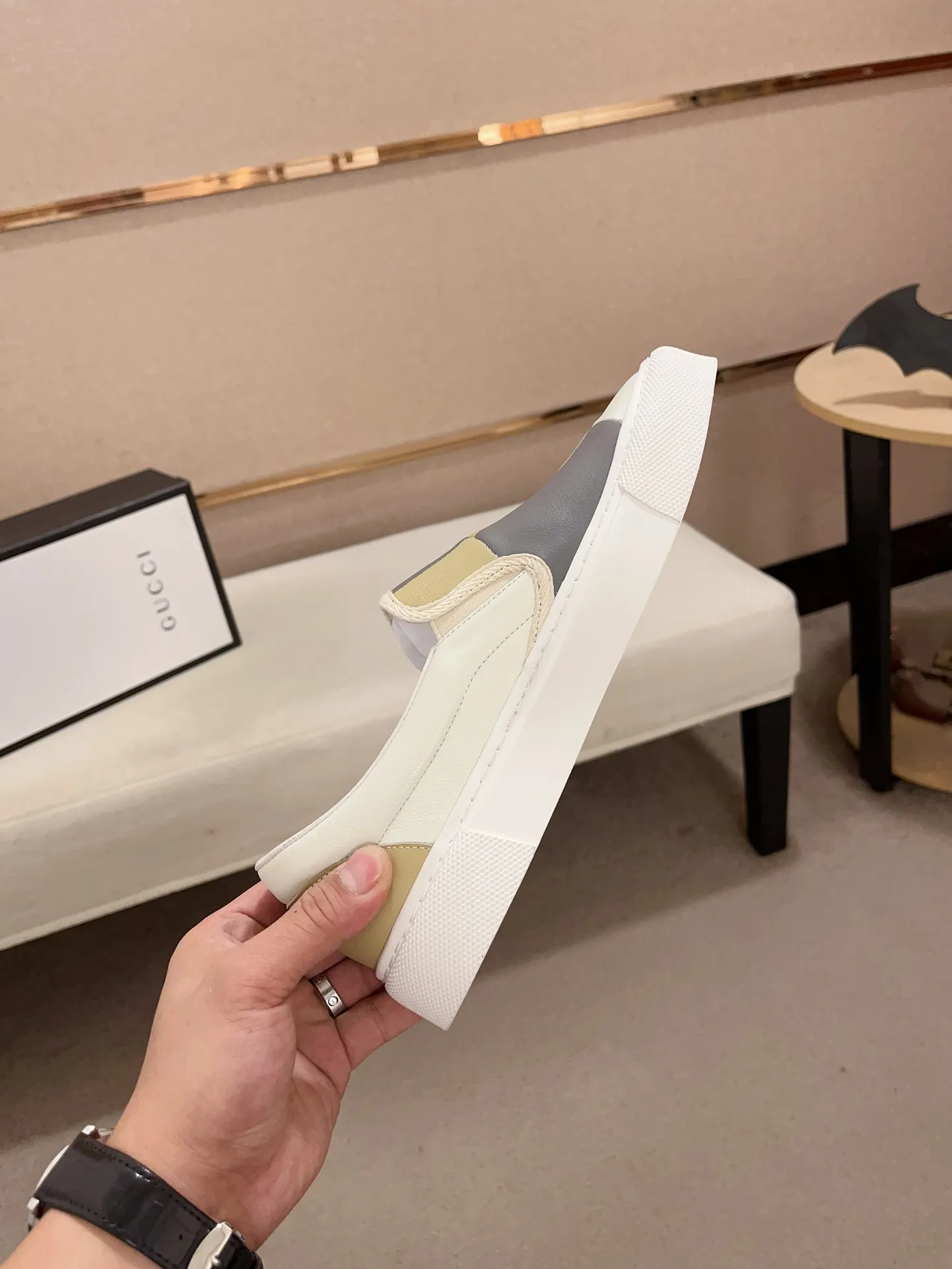 Men's shoes💰 440💰The new GUCCI (Gucci) counters are launched simultaneously. The new men's shoes, 😘fabrics are selected from imported cowhide, and the lining is sheepskin lining. 👍🏿 High-end ☄️ air-cushion molded anti-slip rubber outsole, exquisite lines, simple and elegant, comfortable and high-end for leisure travel. Code number: 38 to 44 (45 can be customized and cannot be returned or exchanged)